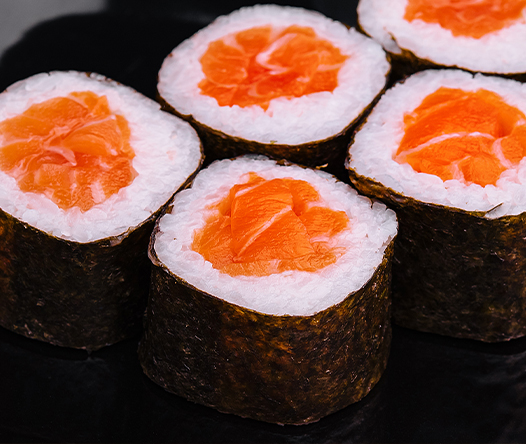 sushi nigiri de salmón